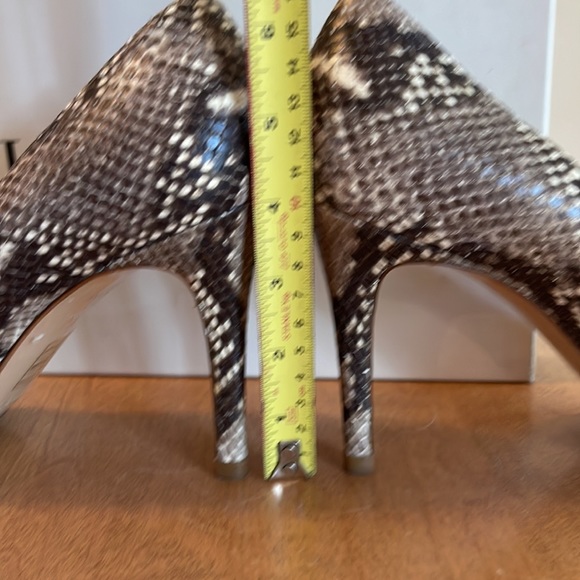 L.K. Bennett London snake Pumps US size 10.5 brown and Cream color - Picture 6 of 7
